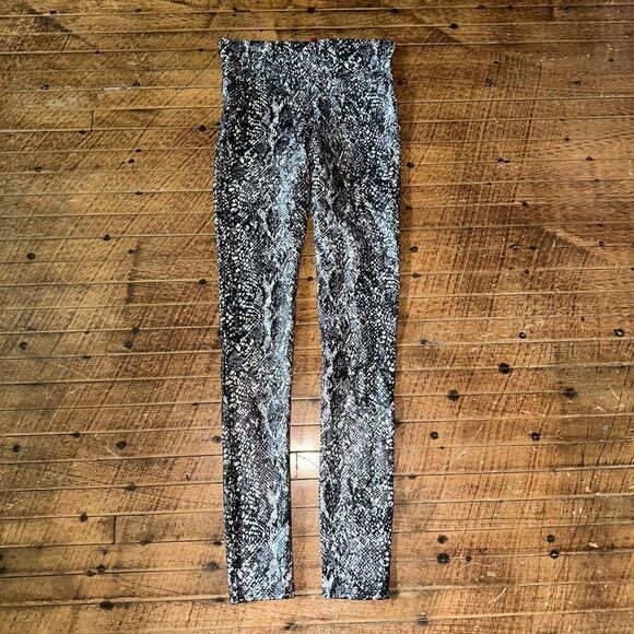 Spanx textured faux leather snakeskin shapewear S leggings - Picture 5 of 5